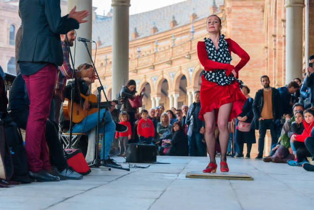 baile flamenco. bailarina tradicional española. - number of people traditional culture outdoors audience fotografías e imágenes de stock