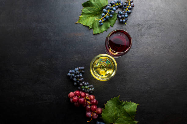 wine in two wine glasses, top down view - table grape imagens e fotografias de stock