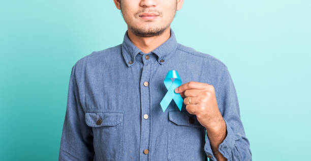homem bonito posando ele segurando fita azul claro para apoiar as pessoas que vivem - cancro da próstata - fotografias e filmes do acervo