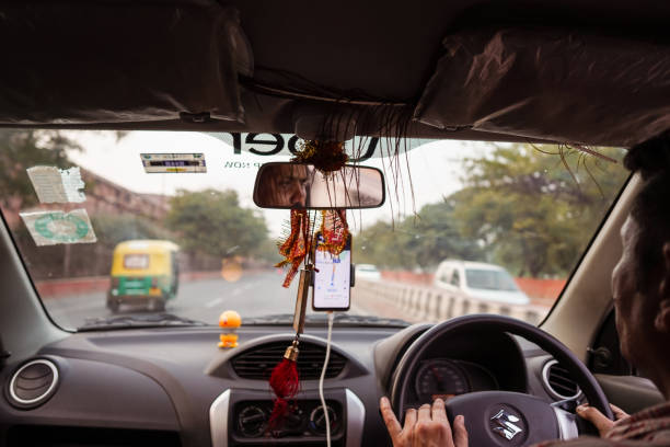 reflexión en espejo retrovisor del conductor de uber en la conducción de coches suzuki en la carretera de agra - agra fort fotografías e imágenes de stock