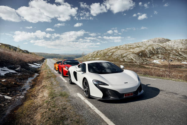 rjukan / norwegen -04.06.2016: white mclaren 650s, red ferrari f12 und yellow lamborghini huracan. - editorial tall luxury contemporary stock-fotos und bilder