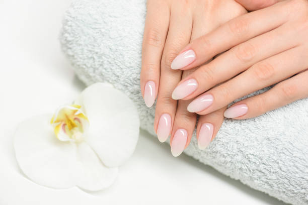 manicura de uñas con expediente. - fingernail manicure beauty decoration fotografías e imágenes de stock