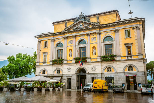 widok z przodu lugano palazzo civico lub ratusz żółty budynek na pochmurny dzień pogoda w lugano ticino szwajcaria - ticino canton obrazy zdjęcia i obrazy z banku zdjęć