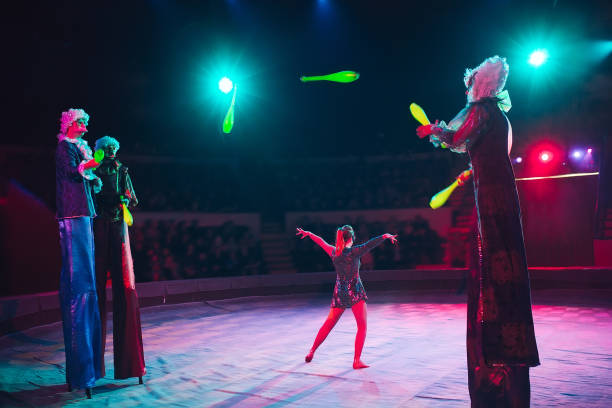 the performance of stilt-walkers in the circus - traditional festival juggling women performer imagens e fotografias de stock