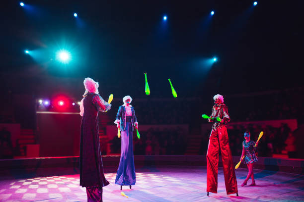 the performance of stilt-walkers in the circus - traditional festival juggling women performer imagens e fotografias de stock