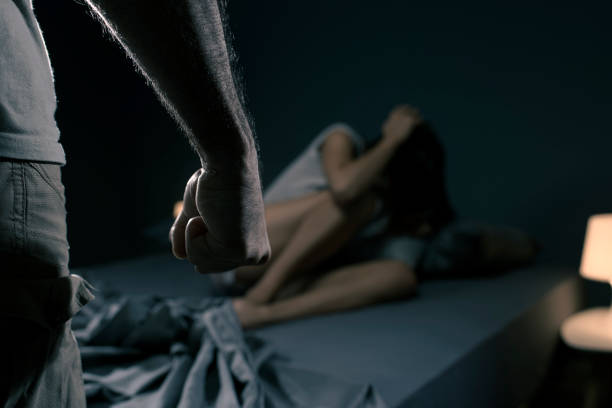 mężczyzna grożąc kobiecie w sypialni - aggression zdjęcia i obrazy z banku zdjęć