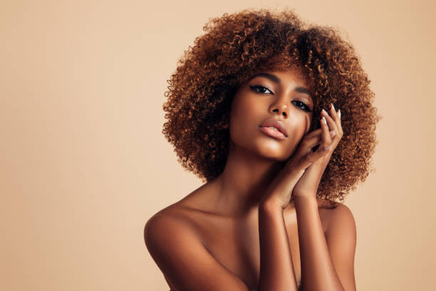 красивая девушка с фигурной прической - african ethnicity beauty curly hair confidence стоковые фото и изображения