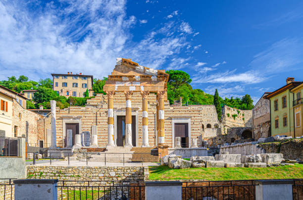 капитолий brixia или храм капитолийская триада или tempio capitolino руины и santuario repubblicano, брешиа исторический центр города, cidneo hill зеленые д�еревья фон - triad стоковые фото и изображения