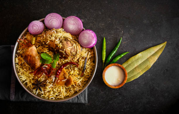 deliciosa vista superior de pollo biryani. plato de arroz biryani hermoso plato de arroz indio. delicioso pollo picante biryani en tazón sobre fondo de mal humor, es una comida popular india y pakistaní. - roasted mint dinner vegetable fotografías e imágenes de stock