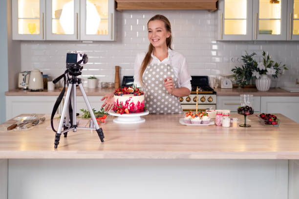 ブロガーのパティシエは、ケーキを調理することについてのビデオレッスンを行います。 - cake women confectioner photography ストックフォトと画像