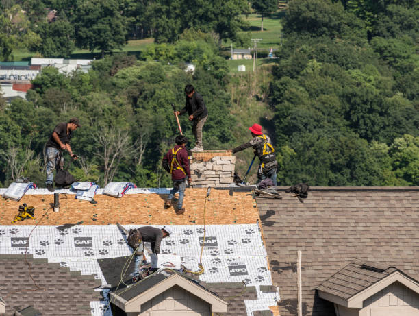 지붕 계약자는 지붕에 대한 준비가 지붕에서 거짓 굴뚝을 제거 - roof repairing roofer chimney 뉴스 사진 이미지