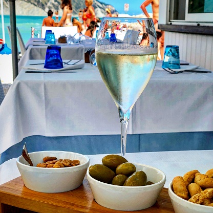 Apéro with white wine and appetizers on the beach