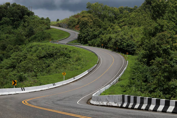 carretera curva número 3 - thailand forest outdoors winding road fotografías e imágenes de stock