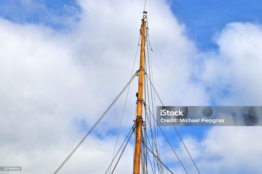 Tiang Kapal Berlayar Melawan Langit Biru Di Beberapa Kapal Layar Dengan