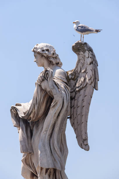 würfelengel in sant'angelo brücke, rom - statue angel marble white stock-fotos und bilder