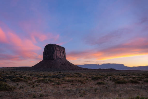 mitchell butte sunset in monumetn valley tribal park utah - mitchell butte imagens e fotografias de stock