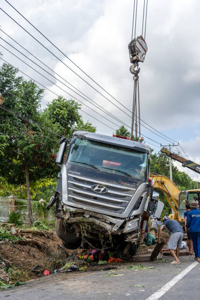 caminhão grande danificado durante o acidente na estrada na ilha phu quoc, vietnã - skidding accident car tire - fotografias e filmes do acervo