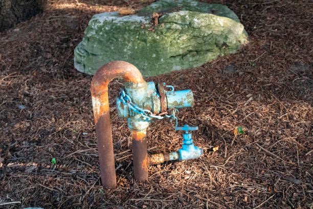 vecchio arrugginito, tubo dell'acqua con una valvola - water pipe rusty dirty equipment foto e immagini stock