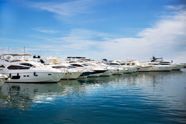 yates de lujo atracados en "puerto banús" - bahía de banús - marbella - españa - moored boats fotografías e imágenes de stock