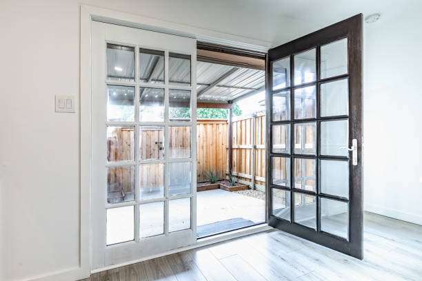 огромная стеклянная дверь, ведущая из кухни на задний двор - screen door door porch house стоковые фото и изображения