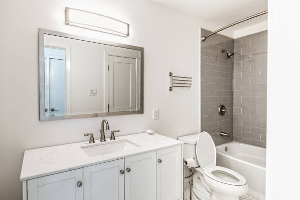 baño recién reformado con ducha, aseo, espejo, grifo y lavabo - armario de aseo personal fotografías e imágenes de stock