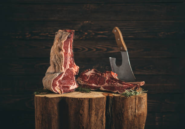 牛肉の乾燥熟成生リブ。ビーフステーキ。 - rib eye steak beef cutting board meat ストックフォトと画像