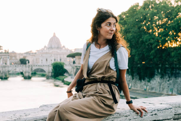 portret młodej dorosłej pięknej kobiety siedzącej na moście w rzymie, włochy - cupola people rome lazio zdjęcia i obrazy z banku zdjęć