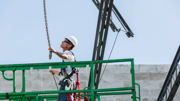 istock Steel worker at construction site installing roof joists 1271581511