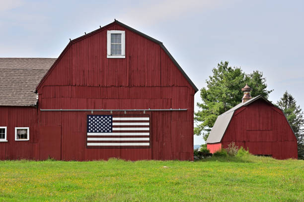 drapeau peint sur la grange - barn red old door photos et images de collection