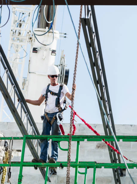 istock Steel worker installing roof trusses 1271581610