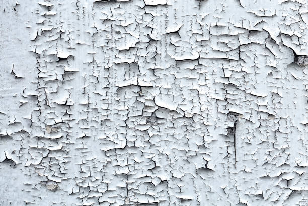 木製の壁のテクスチャの背景から剥がれる古いひび割れた白い塗料 - peeling paint wall white ストックフォトと画像