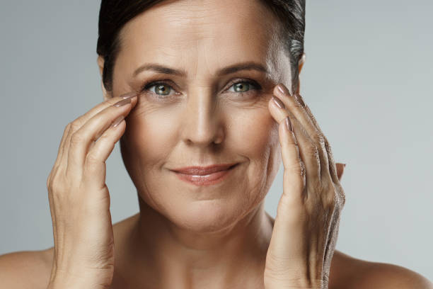 beautiful middle aged woman with clean wrinkled skin - wrinkles eyes imagens e fotografias de stock