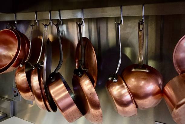 cuisine professionnelle avec casseroles et bols de pots en cuivre brillant - copper pans photos et images de collection