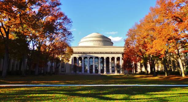 maclaurin building number 10 et killian court (massachusetts institute of technology) - massachusetts institute of technology photos et images de collection