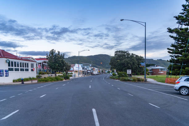 der straßenblick von apollo bay town - great ocean road, victoria, australien - australian culture landscape great ocean road beach stock-fotos und bilder