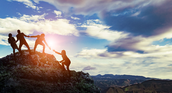 Grupo de empresarios escalando una montaña. Desafío del concepto de negocio. photo