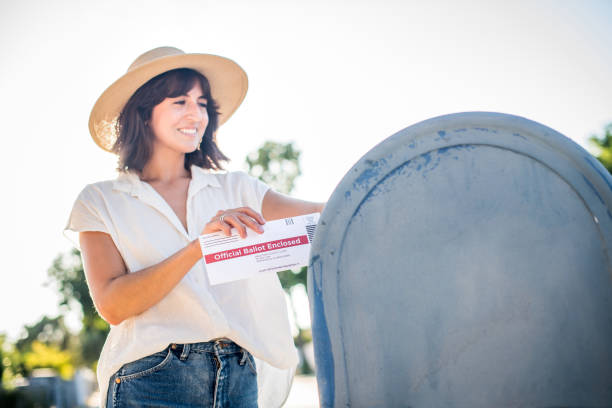 부재자 유권자 투표용지를 우편으로 발송하는 여성 - mailbox mail us mail letter 뉴스 사진 이미지