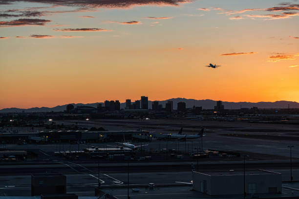 puesta del sol en el aeropuerto - air traffic control tower airport runway air travel fotografías e imágenes de stock