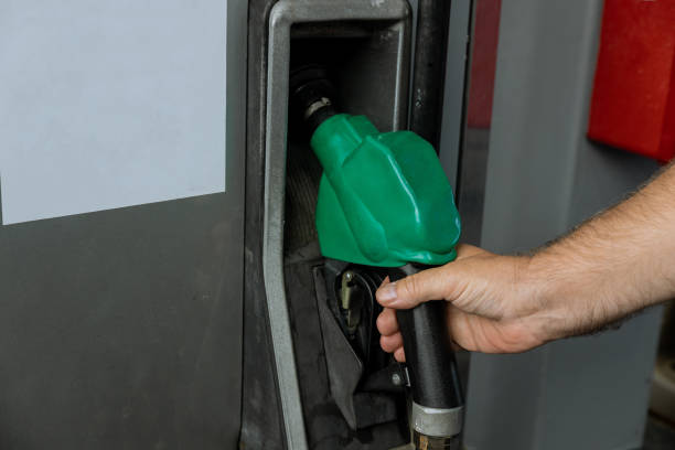 주유소에서 급유를 위한 주유소의 가스 펌프 노즐 - old men car oil 뉴스 사진 이미지