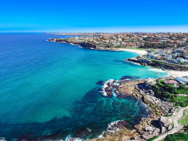 панорамный вид на пляж бонди-бич в сиднее, австралия - manly beach sydney australia australia beach стоковые фото и изображения