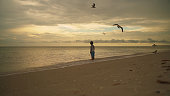 hispanic-kind-allein-in-einem-strand-in-florida.jpg?b=1&s=170x170&k=20&c=K-MWiaMuTWMAemh-HNWXmYtJ2Hby9JgsYeoFxNVSWlo=