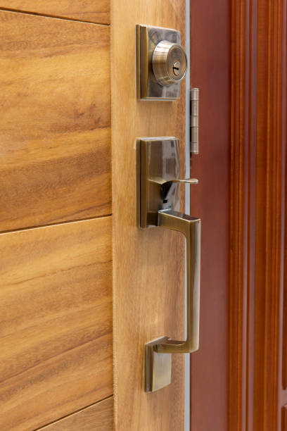 detail of a luxurious hasp in a wooden door - door symmetry wood hotel imagens e fotografias de stock