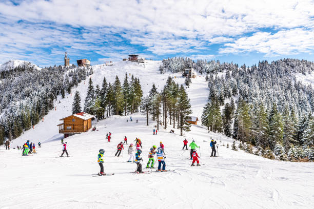 スキーを練習する人とスキー場 - high school sports ストックフォトと画像