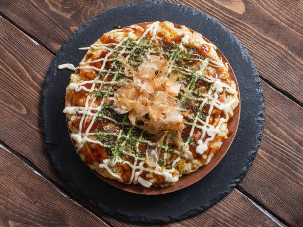 okonomiyaki. piatto di farina di osaka con maionese e salsa. - okonomiyaki foto e immagini stock