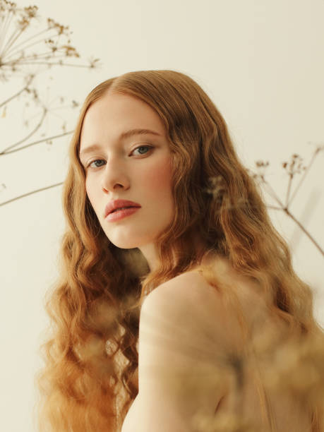 beautiful young redhead woman and dried plants - hairstyle human hair women retro revival imagens e fotografias de stock
