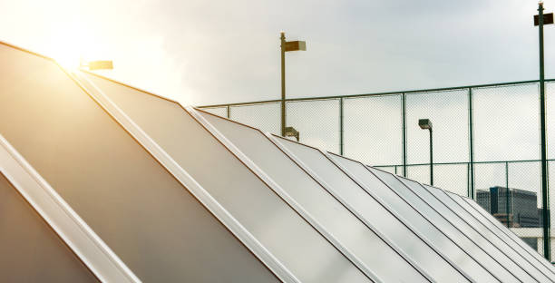 la luce del sole brilla sul pannello solare idrotermale piatto installato sul tetto - solar flat panel foto e immagini stock