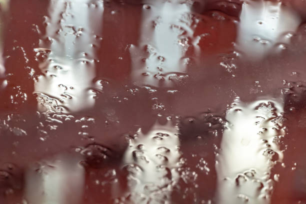 капли дождя на окне - surface level water surface emotional stress water стоковые фото и изображения