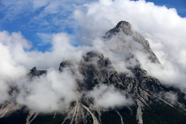 ehrwalder sonnenspitze em lermoos. tirol. áustria - sonnenspitze - fotografias e filmes do acervo