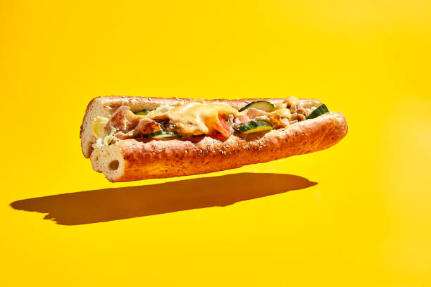 sándwich de pollo volador sobre fondo amarillo - sandwich food lunch chicken fotografías e imágenes de stock