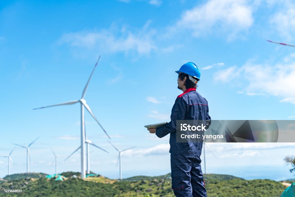 Ingenieure inspizieren Arbeiten unter dem Windkraftwerk - Lizenzfrei China Stock-Foto